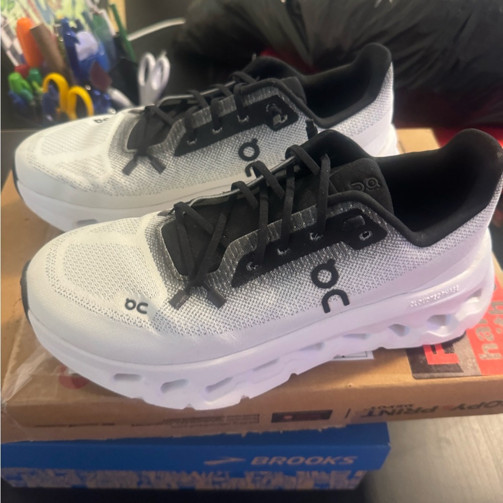 Womens on cloud shoes size 7.5